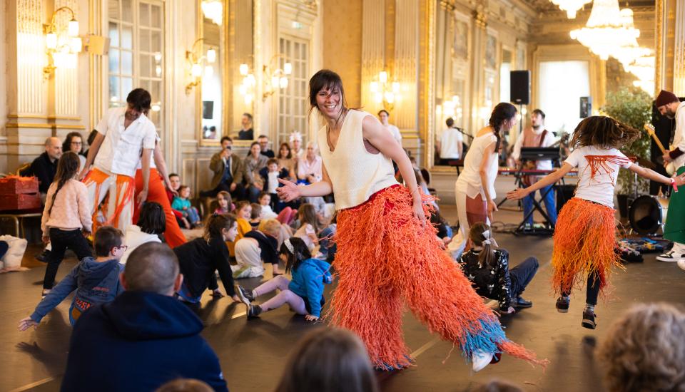 Danseuses dans le salon de l'hotel de ville avec des enfants