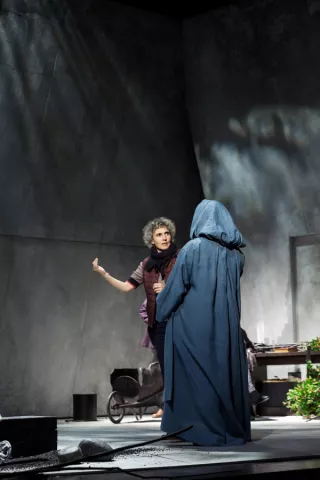 L'Annonce faite à Marie La metteuse en scène Célie Pauthe donne des conseils à une chanteuse vêtue d'une cape bleue.