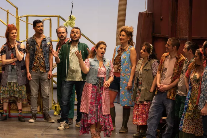 L'Élixir d'amour Adina jette un bouquet de fleurs que Nemorino réceptionne