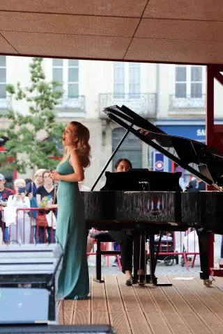 Opéra sur ton transat Chanteuse accompagnée d'une pianiste sur la scène d'Opéra sur transat