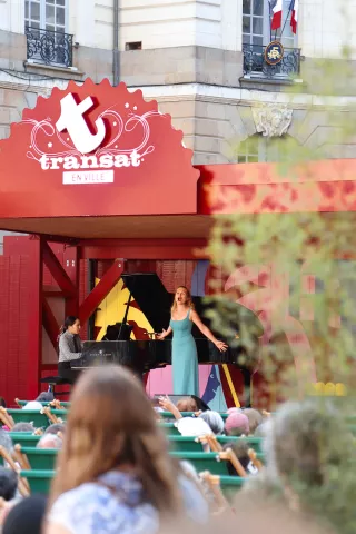 Opéra sur ton transat Chanteuse sur la scène de Transat en ville, public au premier plan