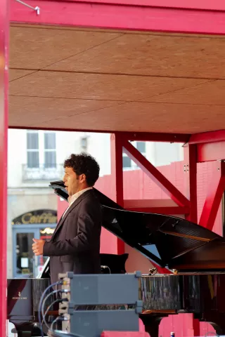 Opéra sur ton transat Chanteur sur scène