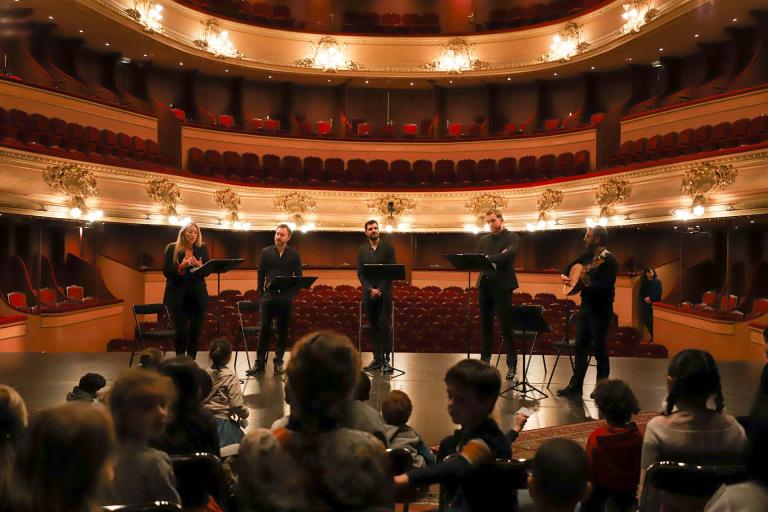 Marelle Le Banquet Céleste sur le plateau de l'Opéra, devant un public, salle en arrière plan