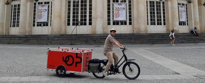 Vélo cargo devant l'Opéra de Rennes Vélo cargo devant l'Opéra de Rennes