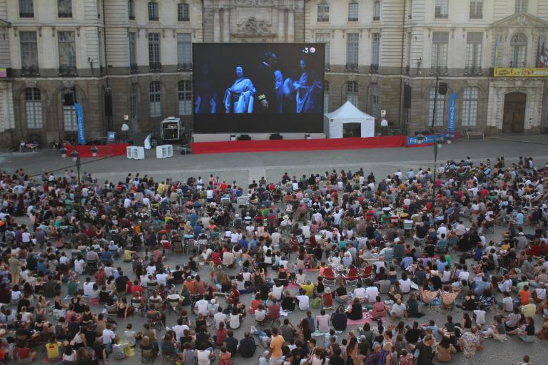 Foule devant l'écran géant d'Opéra sur écran(s)