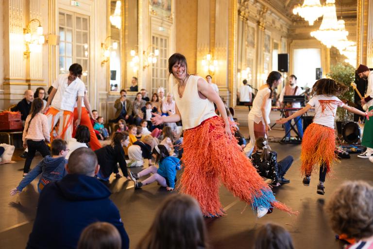 Danseuses dans le salon de l'hotel de ville avec des enfants